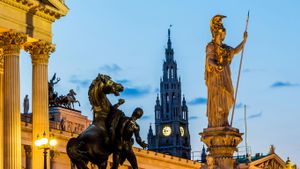 奥地利维也纳，暮光之下的国会大厦、市政厅和雅典娜雕像 (© Westend61/Getty Images)(Bing China)