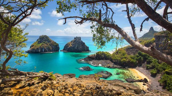 Baía dos Porcos beach and the Two Brothers rock formations, Fernando de Noronha, Brazil