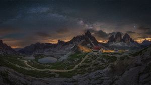 Milchstraße über die Drei Zinnen, Italien (© Juan Romero/Cavan Images)(Bing Deutschland)