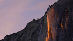 马尾瀑布形成的火瀑，美国加利福尼亚州优胜美地国家公园 (© Nimia)(Bing China)