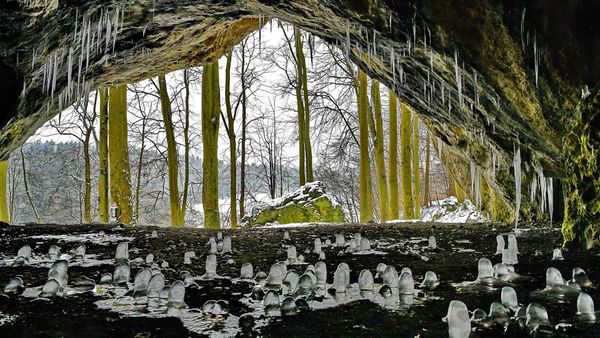 Eiszapfen in der Oswaldhöhle bei Muggendorf, Bayern