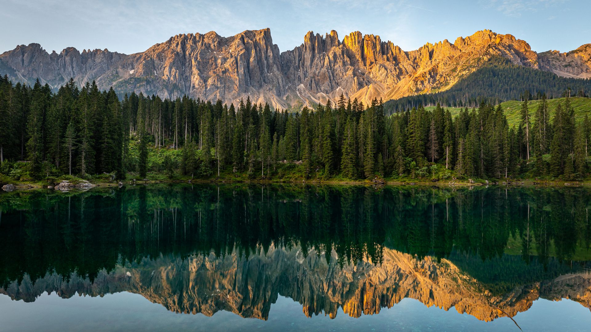 Il Lago di Carezza nelle Dolomiti all'alba, Bolzano, Italia