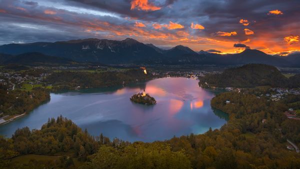Il lago di Bled dal belvedere di Osojnica all'alba, Slovenia