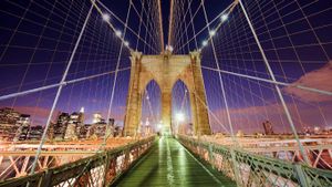 Brooklyn Bridge and Manhattan skyline, New York City, New York (© Robert Harding World Imagery/Alamy)(Bing New Zealand)