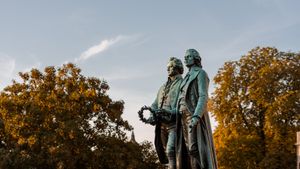 Goethe-Schiller-Denkmal in Weimar, Thüringen (© Robert Ruidl/iStock/Getty Images)(Bing Deutschland)