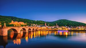 Blick über den Fluss Neckar auf das Stadtbild von Heidelberg, Baden-Württemberg (© Juergen Sack/Getty Images)(Bing Deutschland)