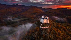 桑佩伦山上的菲泽尔城堡，匈牙利 (© ZGPhotography/Alamy)(Bing China)