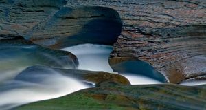 Ruisseau circulant entre les rochers dans les montagnes du Porc-Épic, Michigan, États-Unis (© Ron Strong/Superstock) &copy; (Bing France)