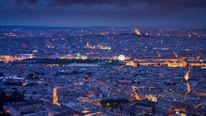 Vue aérienne de Paris au crépuscule avec le Jardin des Tuileries, le Louvre et le Sacré-Cœur de Montmartre (© Francois Roux/Alamy Stock Photo)(Bing France)
