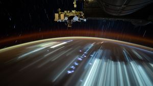 光の筋となる都市の夜景, 国際宇宙ステーション (© NASA)(Bing Japan)