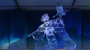 'Kimono' sculpted by Hiroaki Kimura and Masaki Takahashi of Japan, Winterlude 2010 (© PensiveDragon/Shutterstock)(Bing Canada)