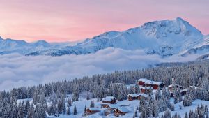 Station de ski du col des Saisies à l'aube, Beaufortain, Savoie, France (© SPANI Arnaud/hemis.fr/Alamy Stock Photo)(Bing France)
