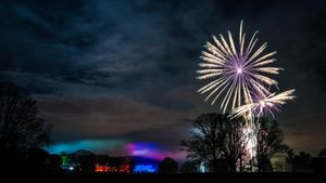 Firework display at Boughton House, Kettering (© Ben Browning/Alamy Stock Photo)(Bing United Kingdom)