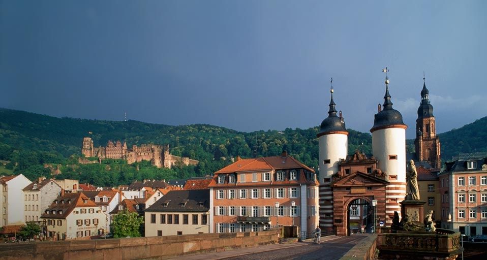 Blick auf die Alte Brücke (Karl-Theodor-Brücke) in Heidelberg