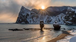 えびす岩・大黒岩, 北海道 (© Ambling Images/Alamy)(Bing Japan)