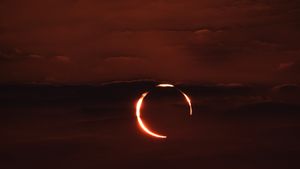 Eclipse solar anular o "anillo de fuego", Doha, Catar (© Sorin Furcoi/Getty Images)(Bing España)