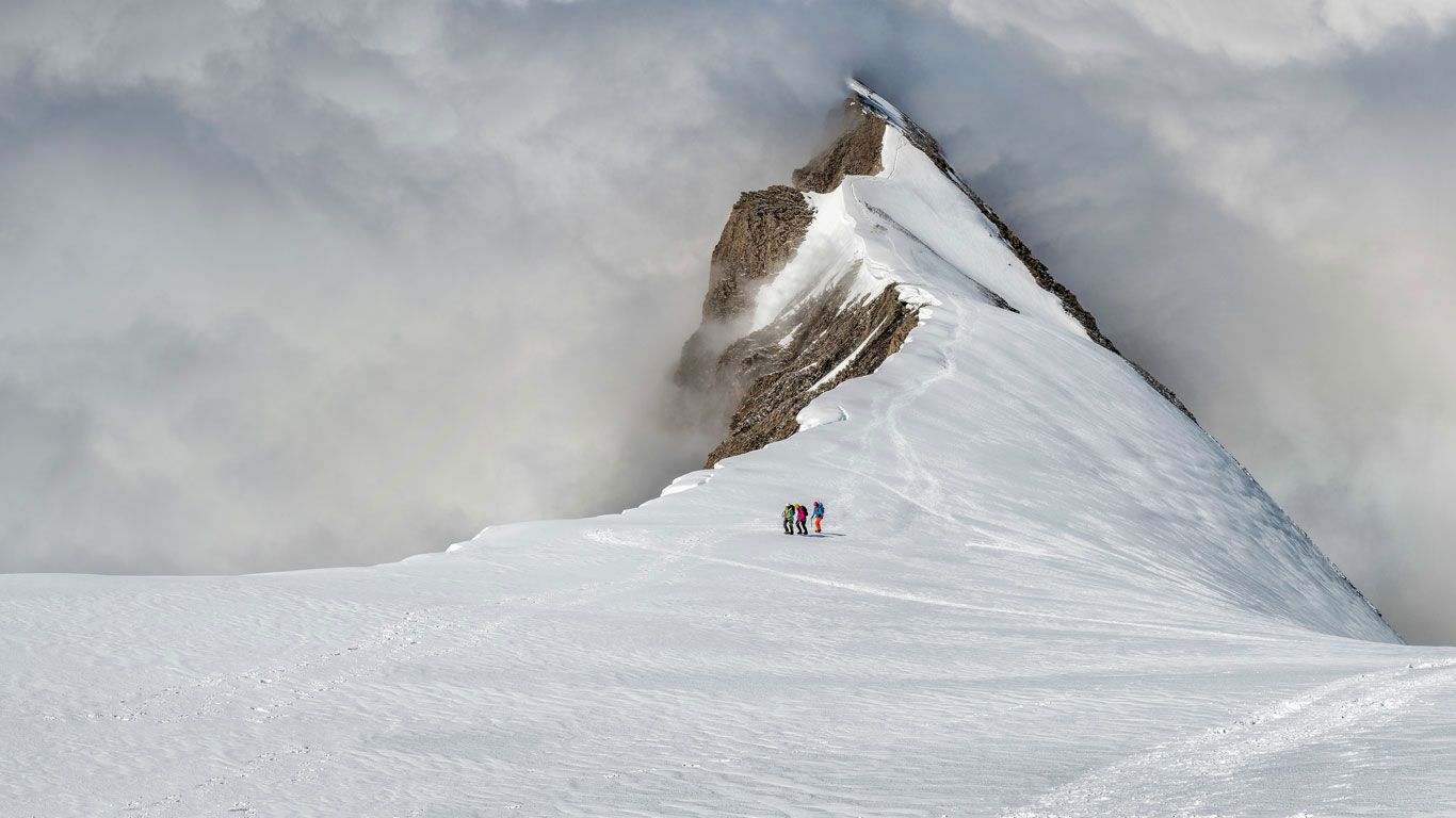 伯尔尼兹阿尔卑斯山脉上的登山队员，瑞士