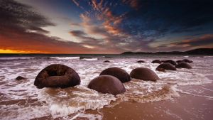 新西兰摩拉基巨石 (© Uli Hamacher/Getty Images)(Bing China)