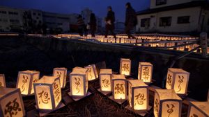 追悼イベントの灯籠, 宮城県 名取市 (© Kuni Takahashi/寄稿者/Getty Images)(Bing Japan)