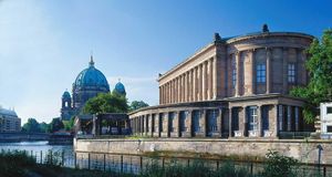 Deutschland, Berlin Mitte, Museumsinsel an der Spree, Alte Nationalgalerie und Berliner Dom (© Günter Gräfenhain/Huber/4Corners)(Bing Deutschland)