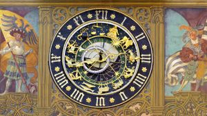 Astronomische Uhr des Ulmer Rathauses, Ulm, Baden-Württemberg, Deutschland. Zum Ende der Sommerzeit (© TPH/allOver images/Alamy Stock Photo)(Bing Deutschland)