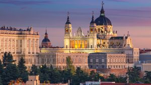 Catedral de la Almudena, Madrid, España (© RudyBalasko/iStock/Getty Images)(Bing España)