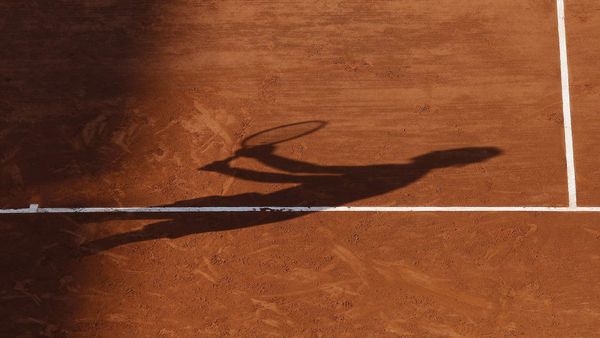 L’ombre de Rafael Nadal sur la terre battue de Roland-Garros, Bois de Boulogne, Paris, France