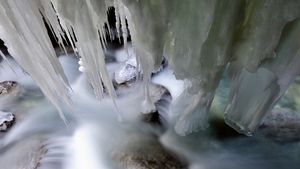 Eiszapfen in der Partnachklamm, Garmisch-Partenkirchen, Bayern, Deutschland (© Hans Lippert/Getty Images)(Bing Deutschland)