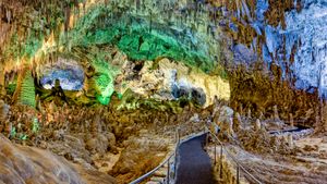 Pasarela de acceso a la Gran Sala, Cavernas de Carlsbad, Nuevo México, EE.UU. (© Doug Meek/Getty Images)(Bing España)