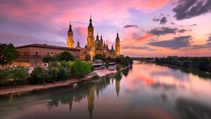 Basílica de Nuestra Señora del Pilar y el río Ebro, Zaragoza, Aragón, España (© iStock by Getty Images)(Bing España)