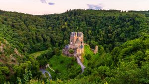 Burg Eltz, Rheinland-Pfalz (© Allard Schager/Alamy Stock Photo)(Bing Deutschland)