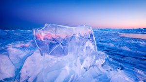 Plate ice along Lake Superior, Grand Marais, Minnesota (© wanderluster/Getty Images)(Bing United States)