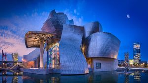 Anochecer en el Museo Guggenheim, Bilbao, País Vasco (© Dleiva/Alamy Stock Foto)(Bing España)