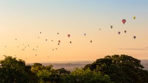 Hot air balloons above Bristol city centre, England (© Rich Jones Photography/Moment/Getty Images)(Bing United Kingdom)