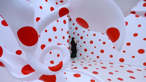 Une spectactrice devant l’oeuvre “With All My Love for The Tulips, I Pray Forever” de Yayoi Kusama