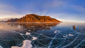 汽车穿过贝加尔湖冰面的鸟瞰图，俄罗斯 (© Amazing Aerial Agency/Offset)(Bing China)