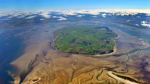 Luftaufnahme der Insel Föhr, Schleswig-Holstein, Deutschland (© Holger Weitzel/imageBROKER/Alamy Stock Photo)(Bing Deutschland)