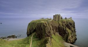 ｢ダノッター城｣イギリス, スコットランド -- R.Matina/age fotostock &copy; (Bing Japan)