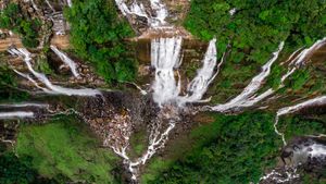 梅加拉亚邦的七姐妹瀑布，印度 (© Upamanyoo Das/Shutterstock)(Bing China)