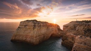 Alfanzina lighthouse, Algarve, Portugal (© Andreas Kunz/Getty Images)(Bing New Zealand)