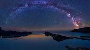 锡内莫雷茨村上空的英仙座流星雨，保加利亚 (© jk78/Getty Images)(Bing China)