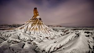 Pico Castildetierra cubierto de nieve en el Parque Natural de las Bardenas Reales, Valtierra, Navarra, España (© Martin Zalba/Getty Images)(Bing España)