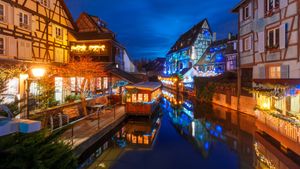 Maisons traditionnelles alsaciennes à colombages et rivière Lauch Colmar, Alsace (© KavalenkavaVolha/Getty Images)(Bing France)