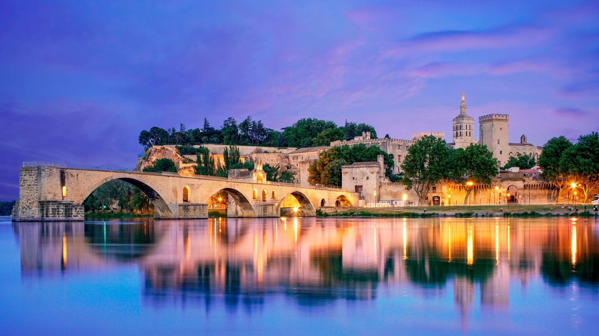 Le pont d’Avignon et le palais des Papes, Provence Alpes Côte d’Azur
