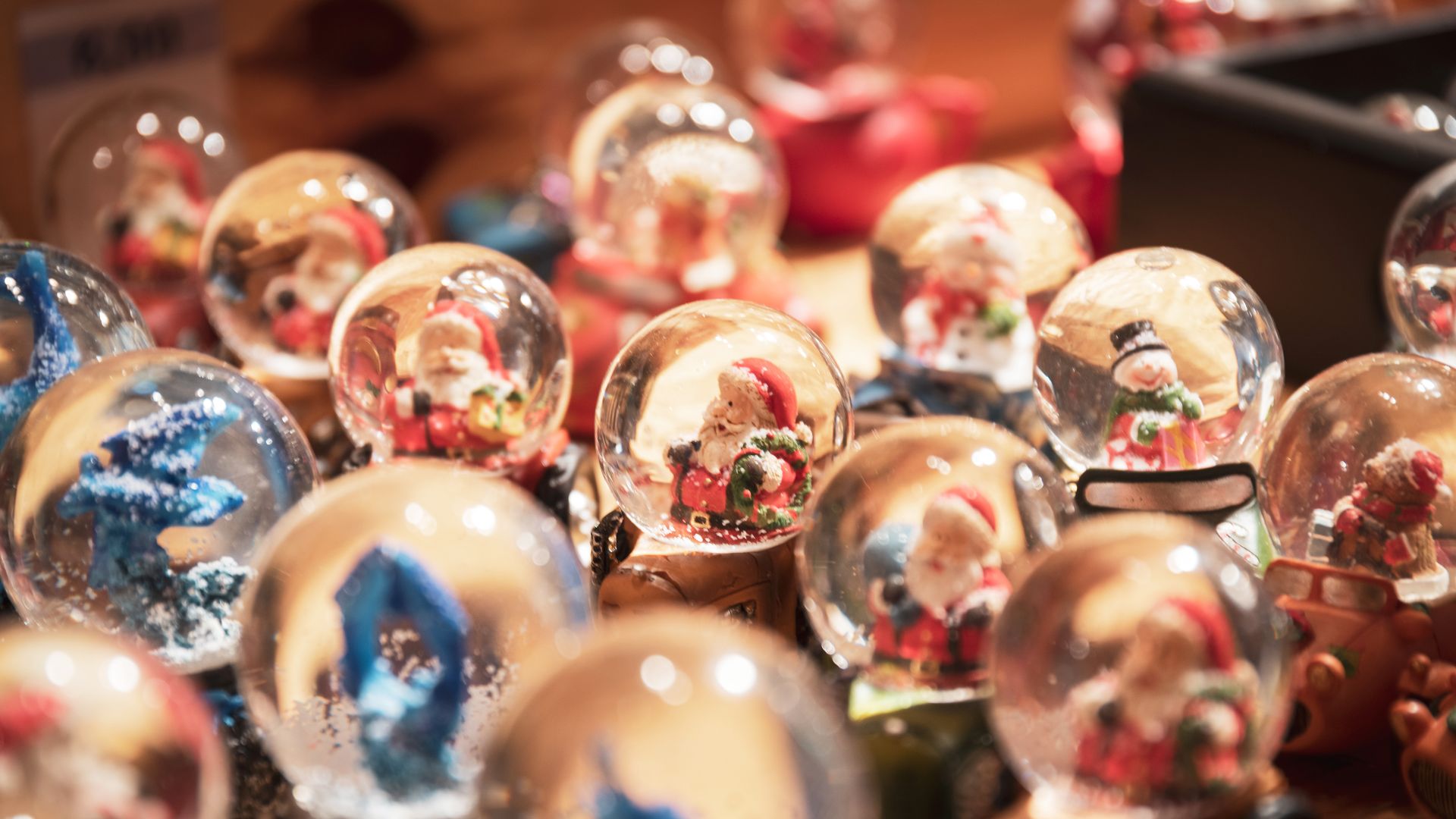 Boules à neige sur un marché de Noël à Heidelberg, Allemagne