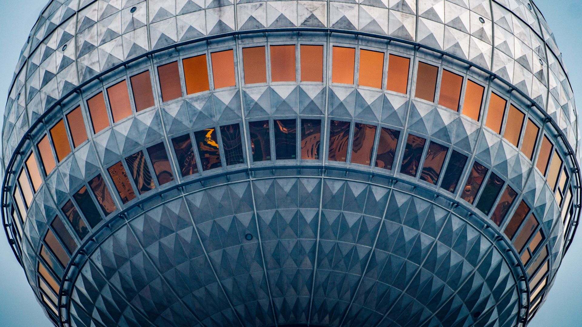 Nahaufnahme des Berliner Fernsehturms
