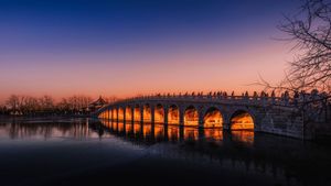 北京颐和园昆明湖上的十七孔桥，中国 (© Jia Wang/Getty Images)(Bing China)
