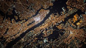｢ISSから撮影したニューヨーク｣米国ニューヨーク州 (© NASA Photo/Alamy)(Bing Japan)