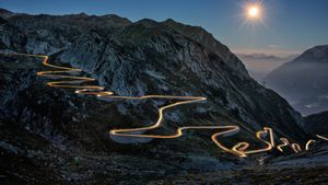 トレモラ道路, スイス (© Sandro Bisaro/Getty Images)(Bing Japan)