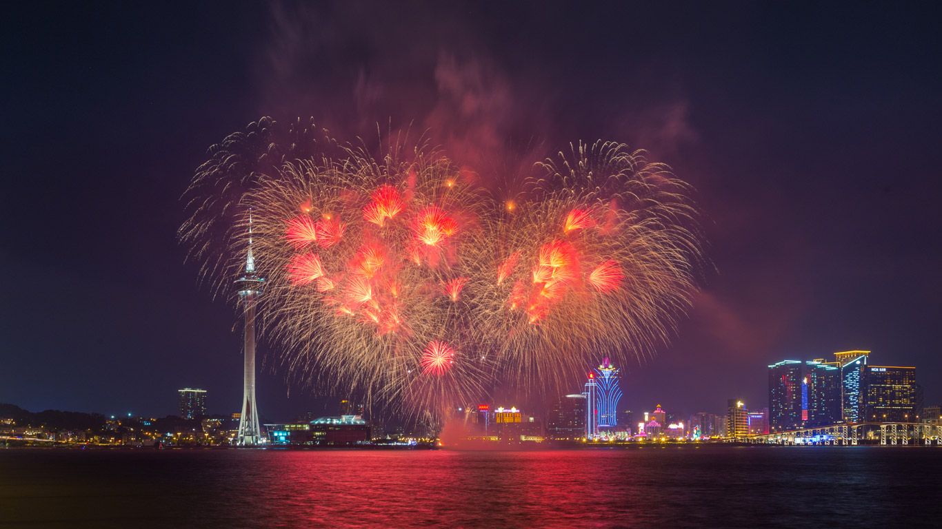 【今日七夕】红色的心形烟火，中国澳门